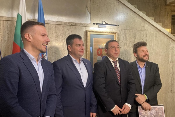 Няма нито една компрометирана сграда в рамките на изградените до момента 52 км метро в София, заяви директорът на